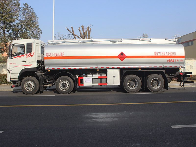 東風(fēng)專底25立方SCS5322GYYDFV6運(yùn)油車