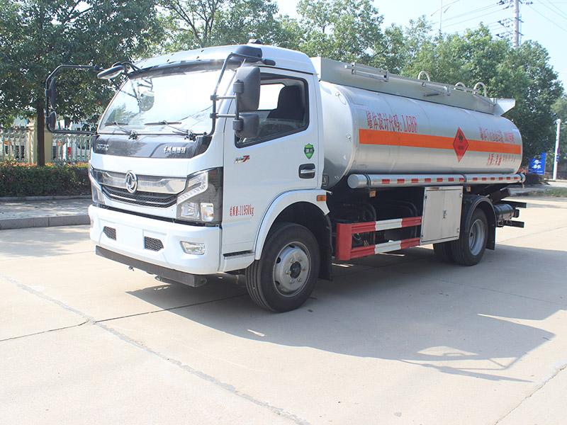 油罐車在鄉(xiāng)村土路上安全行車的五大要點(diǎn)