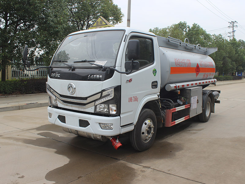 油罐車司機(jī)夏日不良行車習(xí)慣易帶來安全隱患